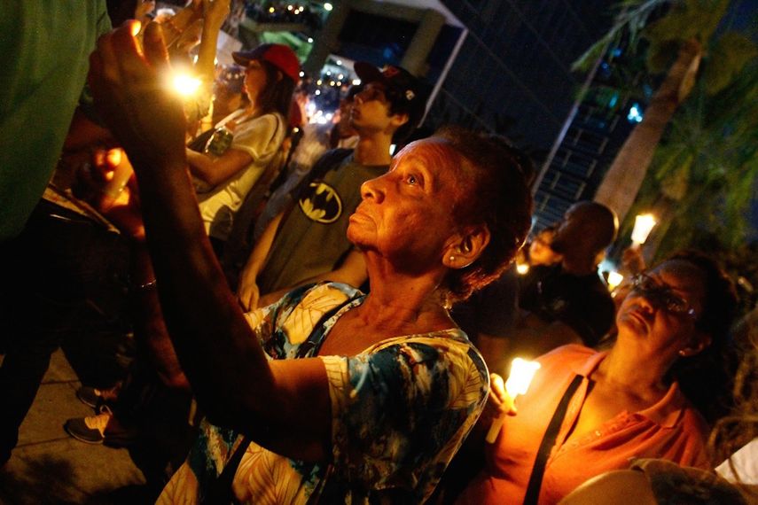 Personas de todas las edades oran en Altamira por una salida a la crisis. 17 de mayo.