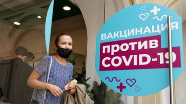 Una mujer sale de un centro de vacunación después de recibir una inyección de la vacuna rusa Sputnik V en una tienda adyacente a la Plaza Roja de Moscú, el jueves 1 de julio de 2021.&nbsp;