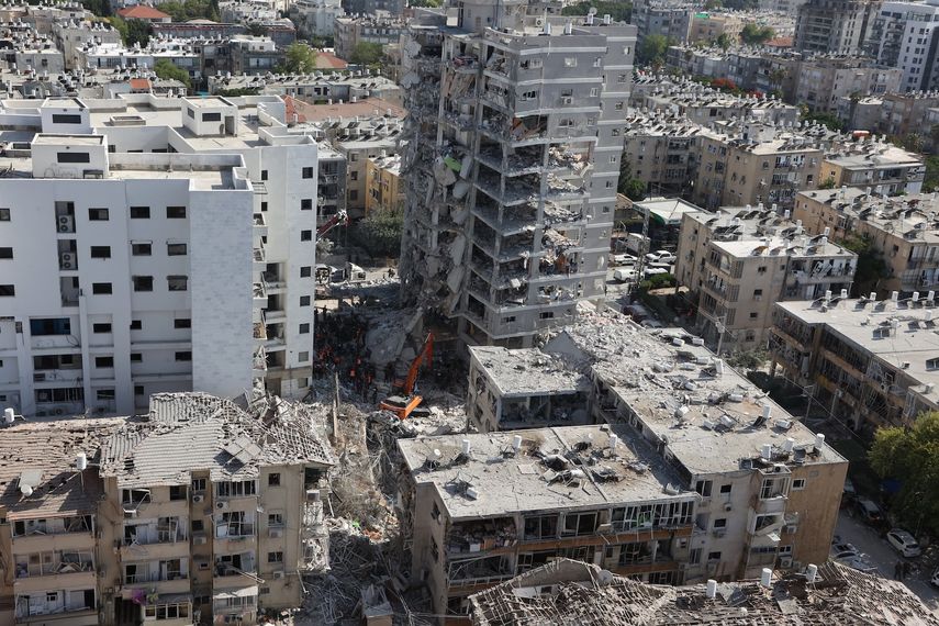 Rescatistas israelíes buscan entre los escombros en el lugar del ataque con misiles iraníes en Bat Yam el 15 de junio de 2025.&nbsp;