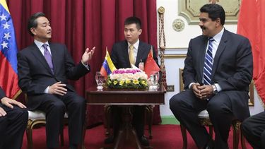 El presidente de Venezuela Nicolás Maduro hablando con el ministro de Relaciones Exteriores de China Wang Yi. Foto: Prensa Miraflores