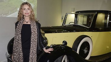 La chica Bond Maryam AAbo posa junto a uno de los vehículos mostrados en la exposición del agente 007, James Bond, en Londres, Reino Unido, el 18 de marzo del 2014. EFE/Andy Rain