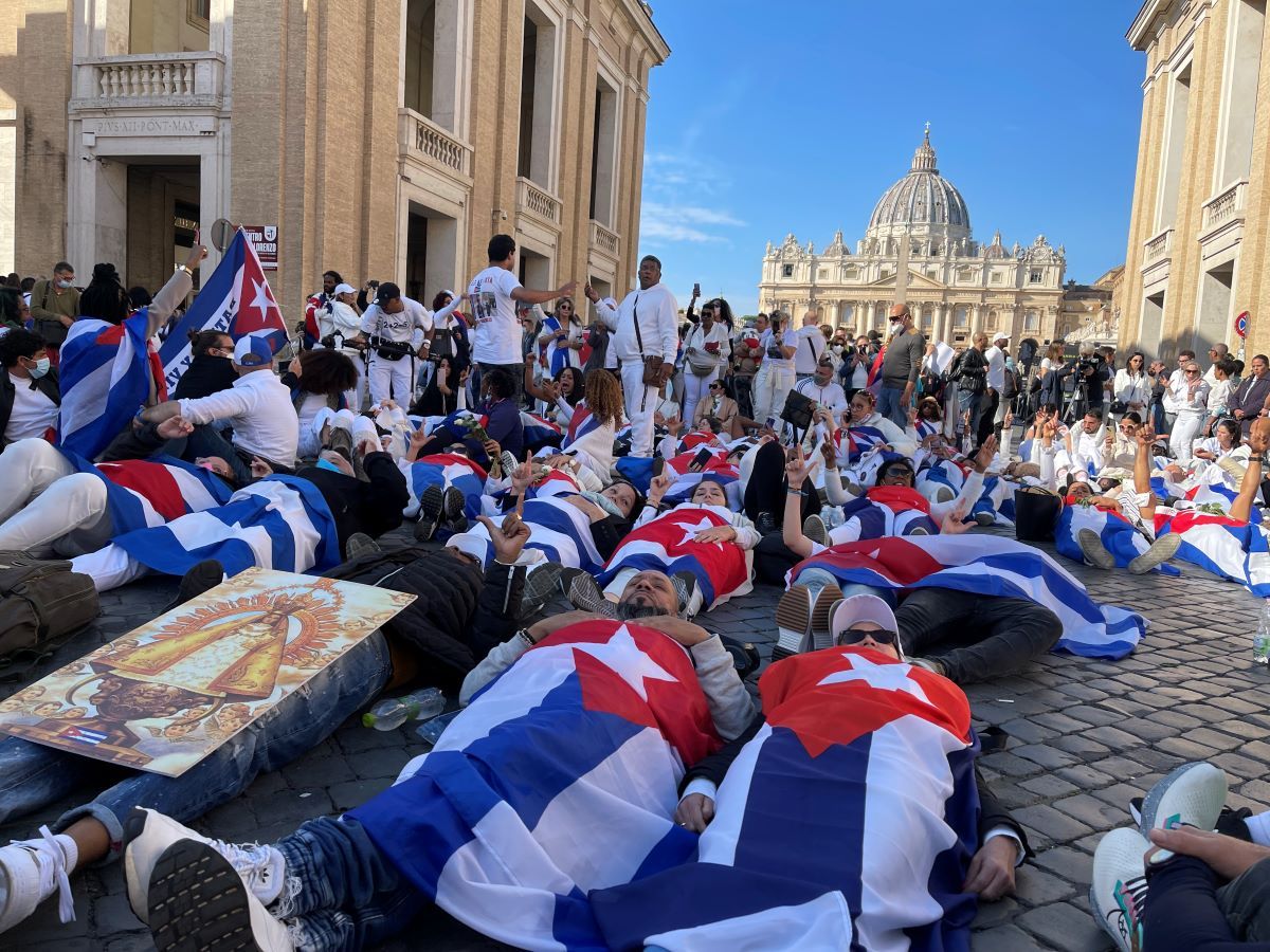 Cubanos se acostaron sobre la Via della Conciliazione, una de las avenidas en Roma, Italia, para expresar sus demandas por libertad en Cuba y pedir el apoyo del papa Francisco. Cubanos se acostaron sobre la Via della Conciliazione, una de las avenidas en Roma, Italia, para expresar sus demandas por libertad en Cuba y pedir el apoyo del papa Francisco.