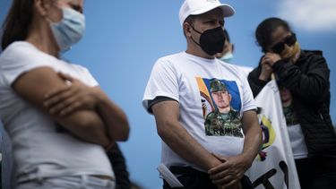 Familiares de los exmilitares colombianos acusados de estar involucrados en el asesinato del presidente haitiano Jovenel Moise, se manifiestan en apoyo de sus seres queridos encarcelados, en la Plaza Bolívar, Bogotá, Colombia.