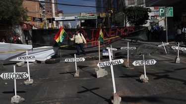 Una mujer sostiene una bandera nacional&nbsp;frente a&nbsp;una barricada durante una protesta contra la reelecci&oacute;n del presidente Evo Morales en La Paz, Bolivia, el lunes 28 de octubre de 2019.&nbsp;