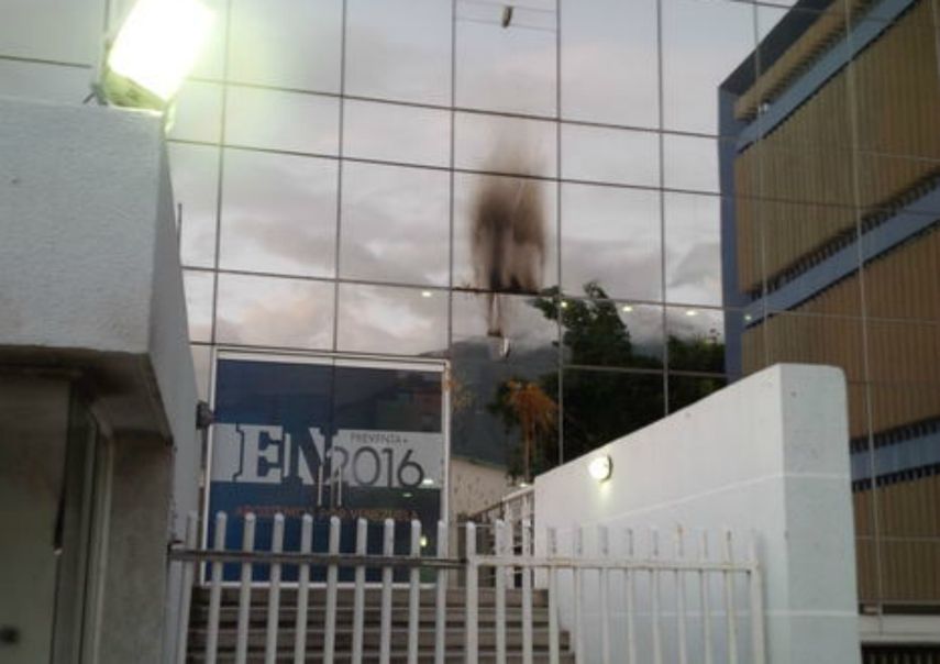 Sujetos encapuchados habrían lanzado bombas molotov y excrementos a la puerta del rotativo venezolano, ubicado en la zona de los Cortijos, en Caracas