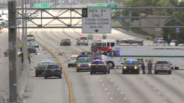 Las autoridades investigan un tiroteo que involucra a un oficial y un accidente fatal en la autopista I-95 en el condado de Palm Beach.