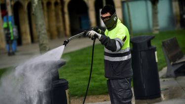 Un trabajador realiza labores de desinfecci&oacute;n por el coronavirus en Pamplona, Espa&ntilde;a, 18 de marzo del 2020.