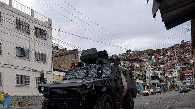 Un vehículo blindado VN-4 de una unidad especial de la Policía Nacional recorre una de las principales calles del barrio Cota 905 luego de tres días de enfrentamientos con presuntos integrantes de una banda criminal, en Caracas el 9 de julio de 202.&nbsp;