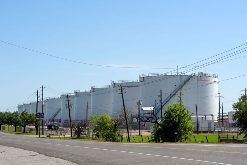 Depósitos de combustible en una planta distribuidora en Estados Unidos.