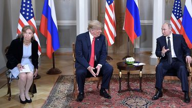 Marina&nbsp;Gross&nbsp;(izq), la traductora estadounidense, es vista durante la cumbre de los presidentes Donald Trump y Vladimir Putin en el Palacio Presidencial en Helsinki, Finlandia, el 16 de julio de 2018.
