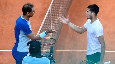 El español Rafael Nadal le da la mano al español Carlos Alcaraz después de su partido de cuartos de final del torneo de tenis ATP Tour Madrid Open 2022 en la Caja Mágica de Madrid el 6 de mayo de 2022. &nbsp; &nbsp;