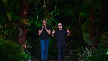 En esta foto de archivo tomada el 22 de septiembre de 2019, los diseñadores de moda italianos Stefano Gabbana (izq.) Y Domenico Dolce agradecen los aplausos luego de la presentación de su desfile de moda femenina Primavera Verano 2020 presentado en Milán. La crisis del coronavirus ha trastocado las normas del mundo de la moda, pero los diseñadores italianos creen que los ha impulsado a ser más inventivos.