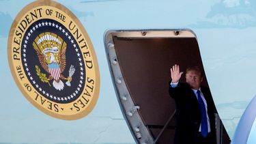El presidente Donald Trump saluda mientras embarca en el Air Force One para dirigirse a Vietnam, donde se reunirá con el líder norcoreano, Kim Jong-un.