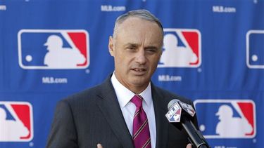 Manfred sabe que Cuba puede ser una fuente de talento para MLB. (AP)