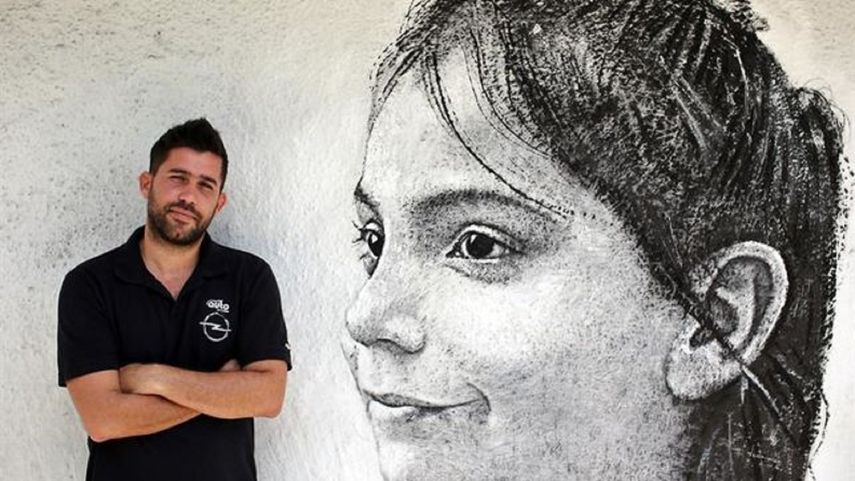 El&nbsp;artista&nbsp;Maisel &nbsp;López que posa junto a una de sus obras artísticas en La Habana.