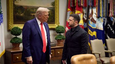 El presidente de Estados Unidos Donald J. Trump y el mandatario ucraniano Volodimir Zelenski durante otro de los momentos de este lunes 18 de agosto en la Casa Blanca.