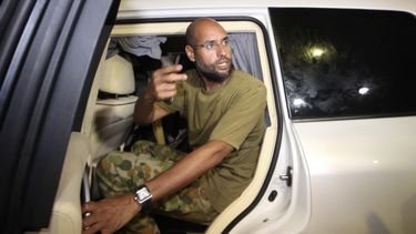 Seif al-Islam Gadafi aparece ante sus seguidores y periodistas en el complejo residencial de su padre en la capital libia, Trípoli, en la madrugada del 23 de agosto de 2011.