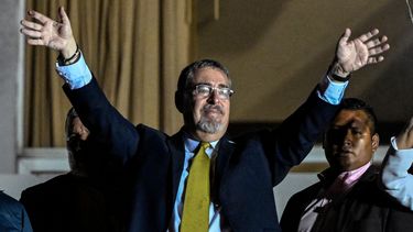 El candidato presidencial guatemalteco por el partido Semilla, Bernardo Arévalo, celebra los resultados de la segunda vuelta de las elecciones presidenciales en la Ciudad de Guatemala, el 20 de agosto de 2023.