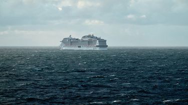 Imagen de referencia de un crucero navegando.