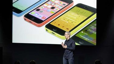 Tim Cook, presidente de Apple,  presenta el martes las dos nuevas versiones del IPhone en una conferencia de prensa en Cupertino, California.