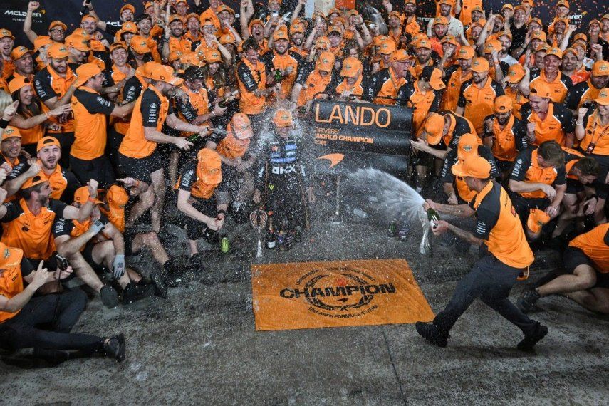 El piloto británico Lando Norris (C), campeón del mundo y tercer clasificado de McLaren, celebra con su equipo al final del Gran Premio de Fórmula 1 de Abu Dabi en el Circuito Yas Marina en Abu Dabi el 7 de diciembre de 2025.&nbsp;