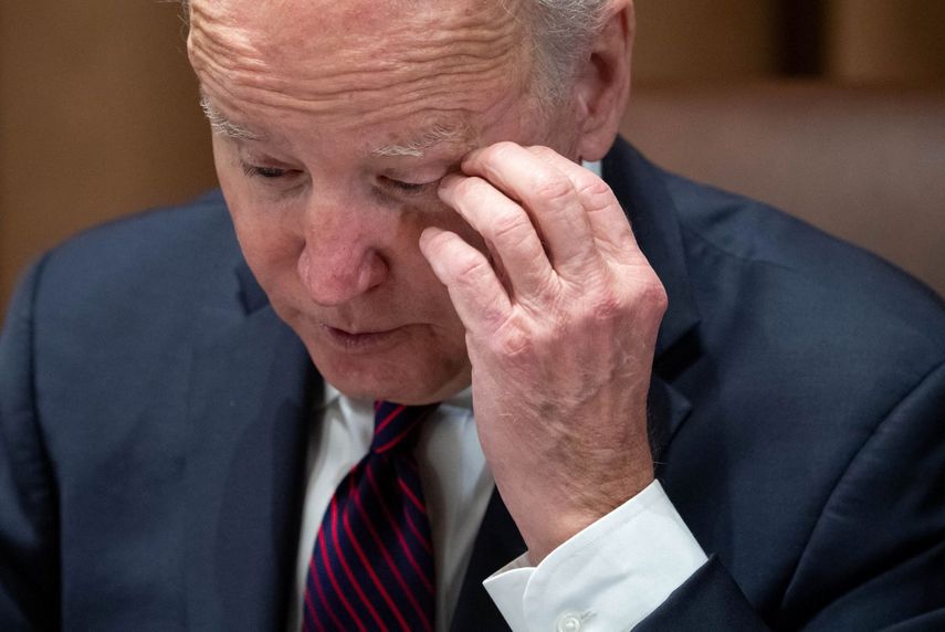 Biden se queda dormido durante la conmemoración de Memorial Day