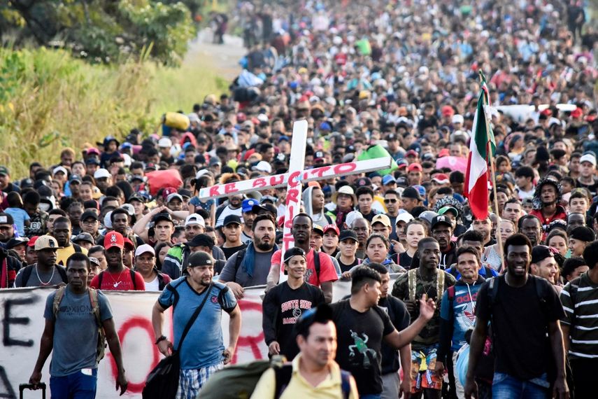 Caravana de migrantes avanza por el sur de M xico caminan en