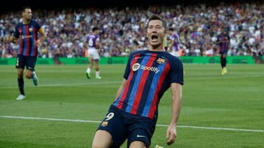Robert Lewandowski del Barcelona celebra tras anotar el primer gol ante Valladolid en la Liga española, el domingo 28 de noviembre de 2022.&nbsp;