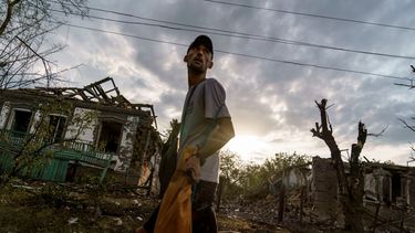 Una persona pasa junto a casas dañadas por un ataque con cohetes el martes 16 de agosto de 2022 en Kramatorsk, en el este de Ucrania, mientras proyectiles rusos siguen golpeando localidades en la provincia de Donetsk, según autoridades regionales.&nbsp;