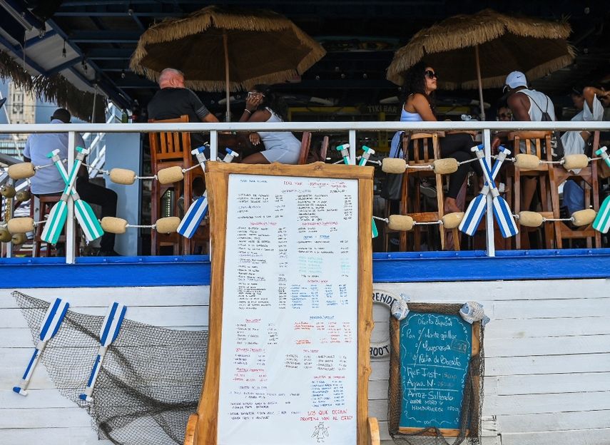 Un cartel con precios se ve en uno de los restaurantes del Paseo Marítimo 1 y 70 de La Habana, el 1 de octubre de 2021.&nbsp; &nbsp; &nbsp; &nbsp; &nbsp;