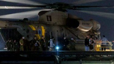 El recién liberado rehén israelí-estadounidense Edan Alexender desembarca de un helicóptero del ejército israelí rodeado de soldados y miembros de su familia en el Centro Médico Sourasky Ichilov de Tel Aviv, el 12 de mayo de 2025.