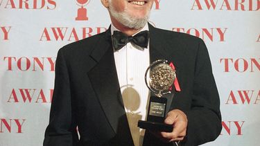 Harold Prince posa tras ganar el Premio Tony al mejor director de un musical por Show Boat, en Nueva York.