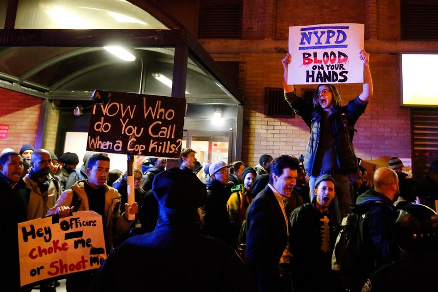 Es la quinta vez que se vuelcan a las calles, desde que el miércoles un gran jurado decidiese no imputar al agente que en julio mató al afroamericano Eric Garner mediante una llave de inmovilización que terminó por ahogarle