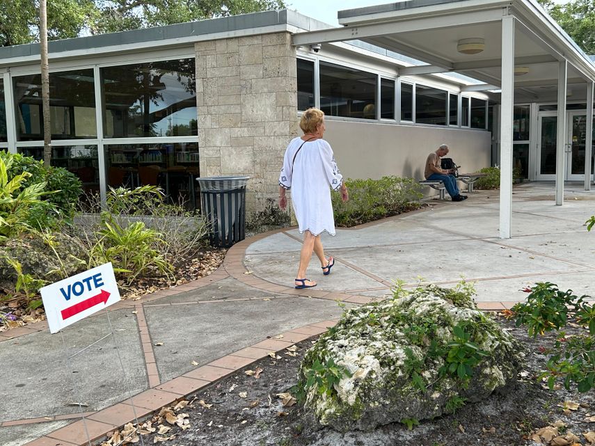 Imagen concerniente a las primeras horas de votaciones anticipadas en las elecciones del Distrito 4 de Miami