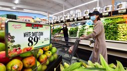 Personas realizan compras en un supermercado en california