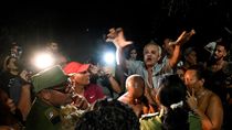 Personeros del régimen de Cuba hablan con la gente mientras protestan por la falta de energía tras el huracán Ian en La Habana, el 1 de septiembre de 2022. 