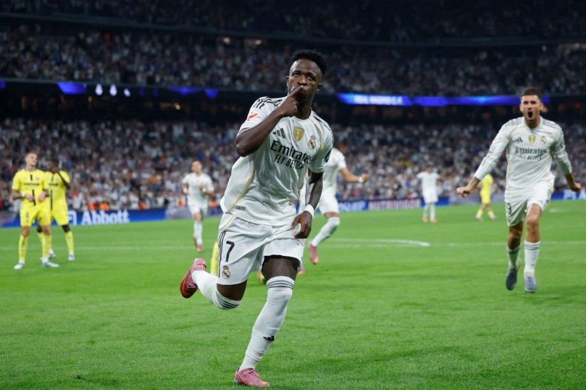 El delantero brasileño #07 del Real Madrid, Vinicius Junior, celebra el primer gol durante el partido de la liga española entre el Real Madrid CF y el Villarreal CF en el estadio Santiago Bernabéu de Madrid el 4 de octubre de 2025.