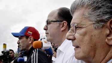 Los problemas de confianza y estrategia en el liderazgo tradicional político han generado un vacío en el sector opositor.