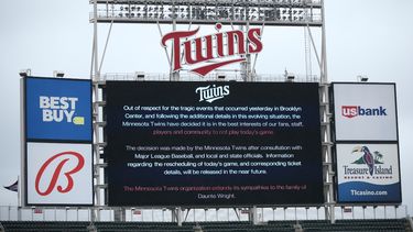 La pizarra del Target Field explica la postergación del juego entre los Mellizos de Minnesota y los Medias Rojas de Boston, el 12 de abril de 2021, en Minneapolis.