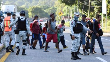 Agentes de la Guardia Nacional mexicana para el tráfico para que migrantes crucen a su llegada a pie a Huehuetán, México, el martes 31 de octubre de 2023, en su camino hacia Estados Unidos.&nbsp;