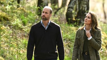 William, príncipe de Gales, y Kate Middleton, princesa de Gales, pasean por el bosque comunitario de Ardura para destacar la importancia de proteger y defender el medio ambiente natural, durante una visita a la isla de Mull, en el oeste de Escocia, el 30 de abril de 2025.