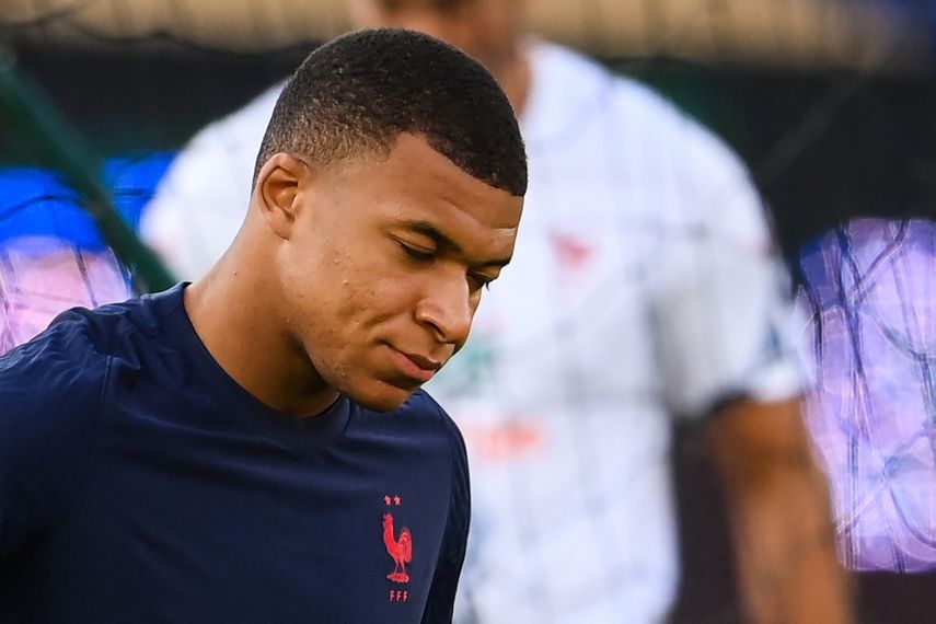 El delantero francés Kylian Mbappé reacciona mientras participa en una sesión de entrenamiento en el estadio Meineau de Estrasburgo, en el este de Francia