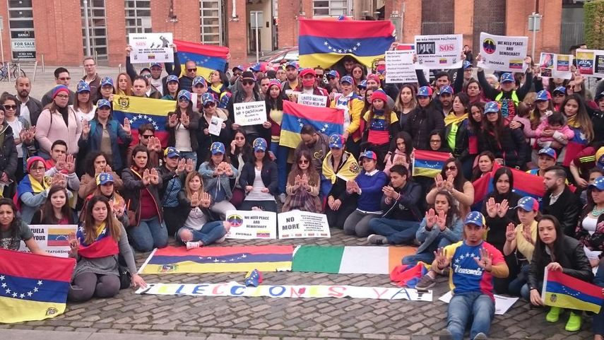 Venezolanos en Dublín protestan contra el gobierno de Nicolás Maduro.&nbsp;