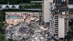 Esta vista aérea muestra al personal de búsqueda y rescate trabajando en el lugar después del colapso parcial de Champlain Towers South en Surfside, al norte de Miami Beach, el 24 de junio de 2021.&nbsp; &nbsp;