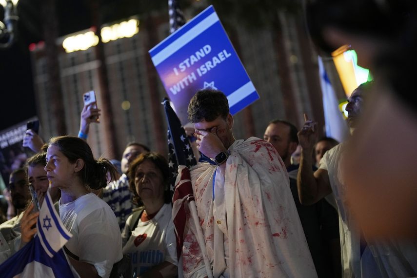 Un hombre reacciona durante una manifestación en apoyo de Israel, el domingo 8 de octubre de 2023, en Las Vegas.&nbsp;