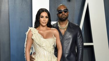 Kim Kardashian West, izquierda, y Kanye West llegan a la Vanity Fair Oscar Party en Beverly Hills, California, el 9 de febrero de 2020.