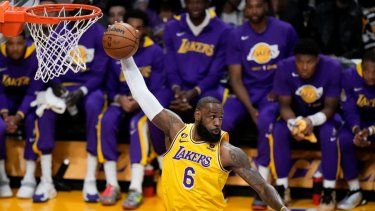 LeBron James de los Lakers de Los Ángeles toma un rebote en el juego 6 de la serie de primera ronda de la Conferencia Oeste ante los Grizzlies de Memphis el 28 de abril del 2023.&nbsp;