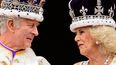 El rey Carlos III de Gran Bretaña mira a la reina Camilla mientras están en el balcón del Palacio de Buckingham, en Londres, después de sus coronaciones, el 6 de mayo de 2023.