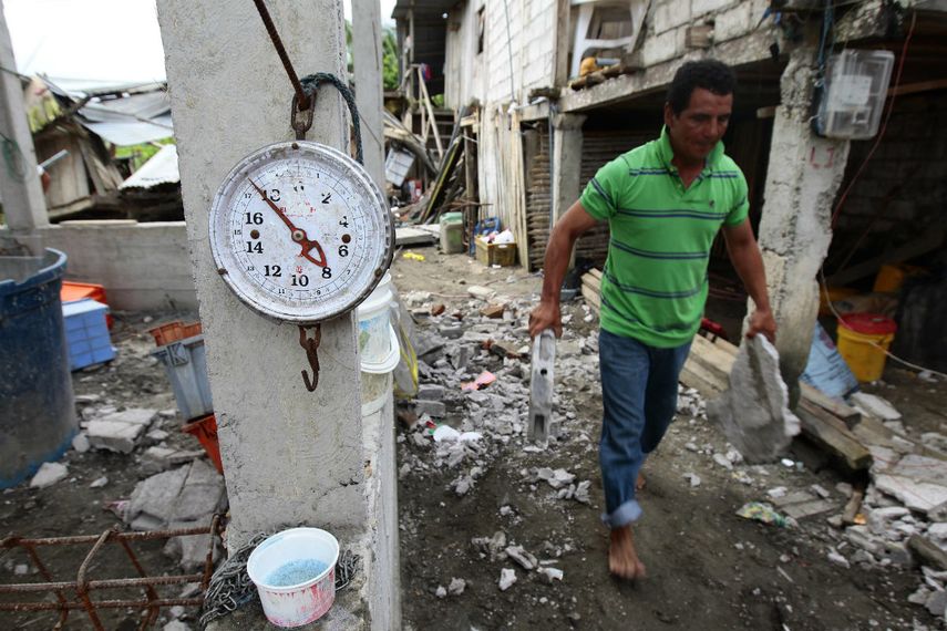 Desde la noche del domingo se han registrado 40 réplicas que oscilan entre las magnitudes 3,5 y 5,6 en la escala de Richter (EFE)