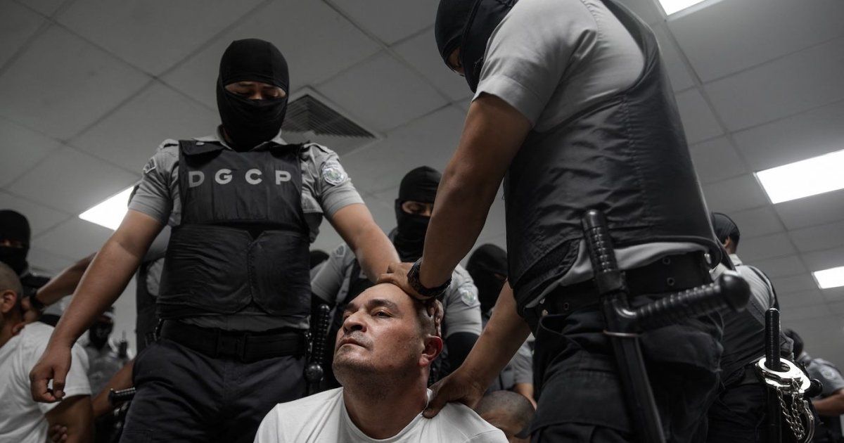 Bukele recibe a los primeros 238 miembros del Tren de Aragua enviados por EEUU